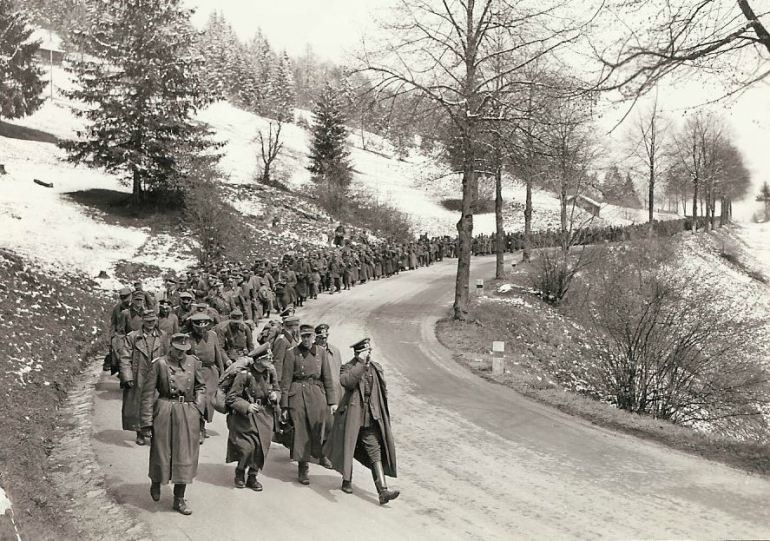 Más de 1.000 oficiales y soldados alemanes, que se rindieron tras batallas en las montañas austriacas, van camino a una importante ciudad de Austria
