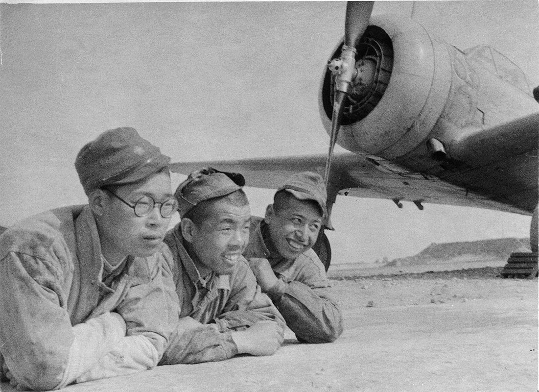 Personal de tierra junto a un Nakajima Ki-27