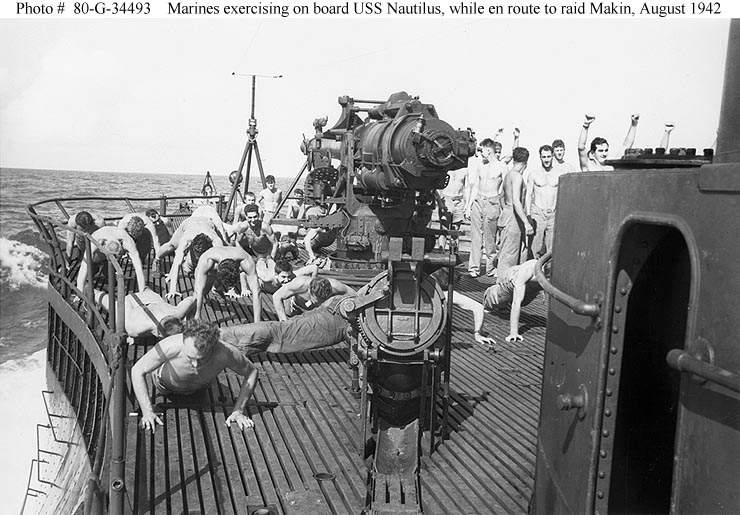 Infantes de marina en la cubierta del Nautilus SS-168 haciendo ejercicios camino a la incursión de la isla Makin, el 18 de agosto de 1942