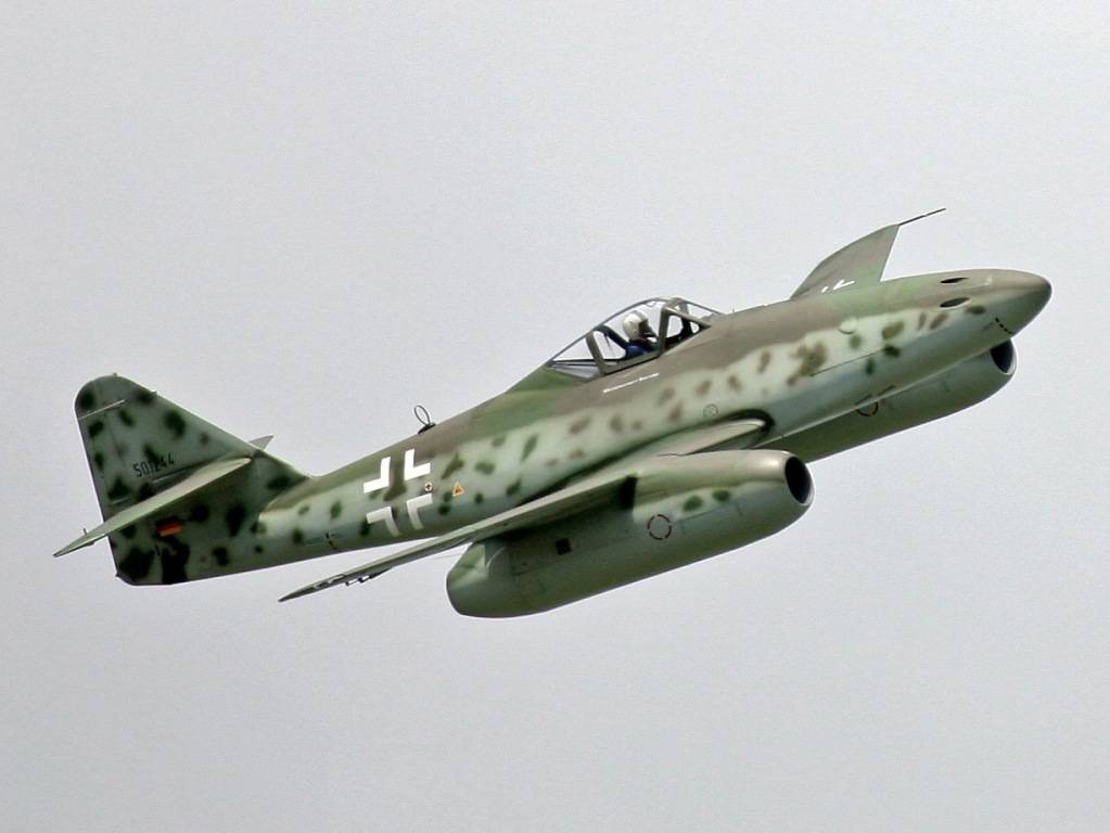 Messerschmitt Me 262 Schwalbe restaurado volando en una exhibición aérea