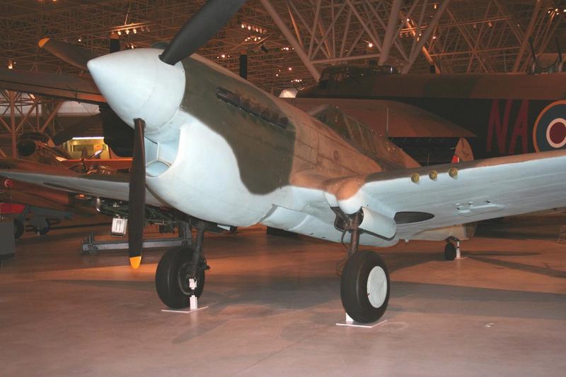 Curtiss P-40E Kittyhawk IA con número de Serie 18780 AL135 se conserva en el Canada Aviation Museum de Rockcliffe, Ottawa, Canadá