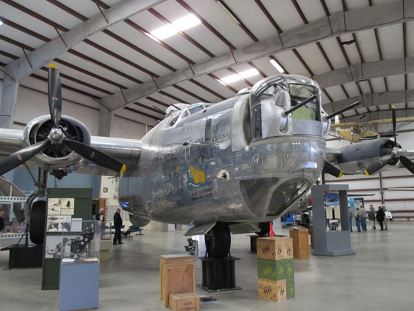 Consolidated B-24J-90CF Liberator con número de Serie 44-44175 Bungay Buckaroo está en exhibición en el está en exhibición en el Pima Air and Space Museum en Tucson, Arizona, EE.UU
