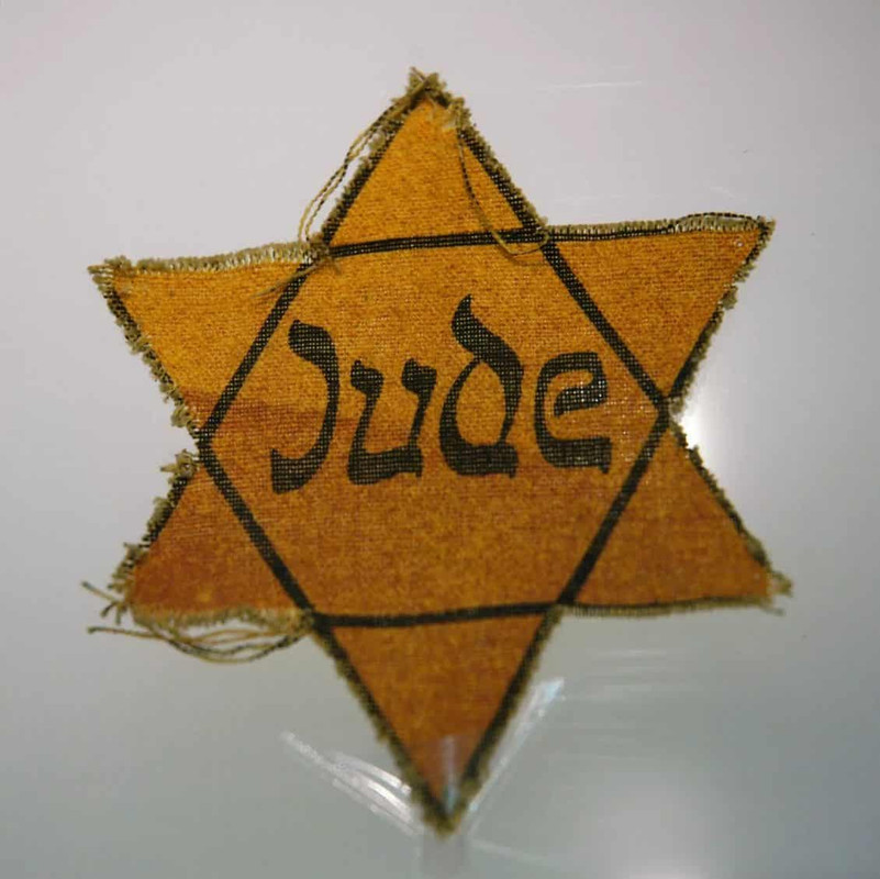 Estrella usada por prisioneros judíos en el campo de concentración de Sachsenhausen, en Oranienburg, Alemania. Phas. Getty Images