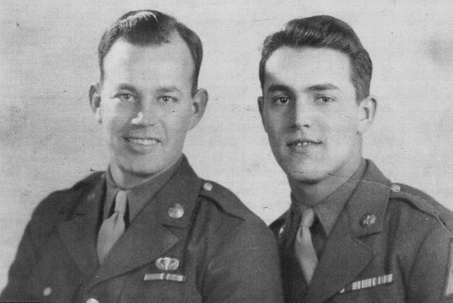 John M. Steele, izquierda, junto a su hermano Norman