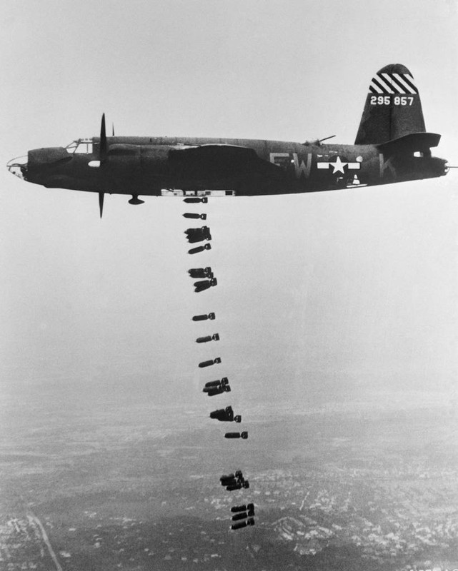Un Martin B-26 Marauder suelta su carga de bombas sobre Francia