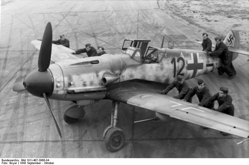 Equipo de tierra posicionando un Bf-109 G-6 Kanonenvogel del JG 2. Francia, otoño de 1943