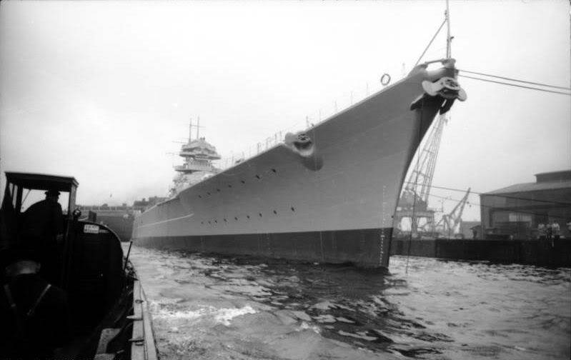 El DKM Bismarck en pruebas de mar en el Mar Báltico a finales de 1940
