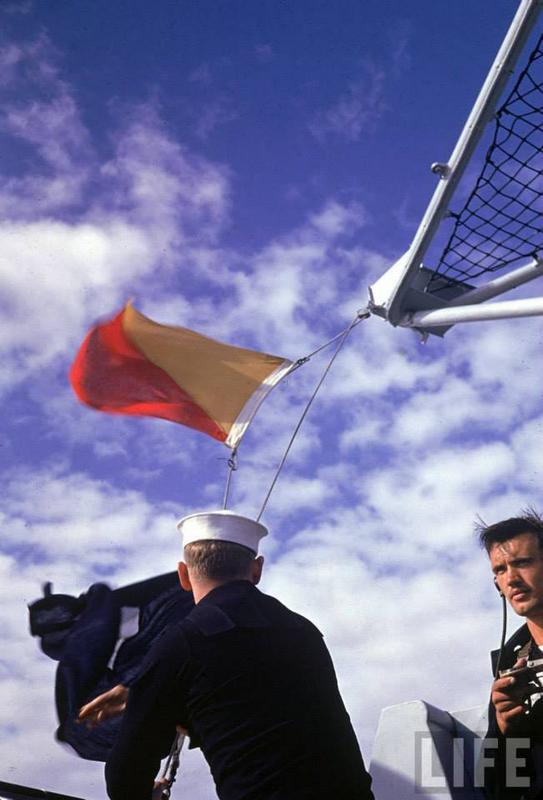 Un marinero de Señales levanta banderas mientras espera instruciones durante las maniobras de la Flota del Pacífico de la Marina de los EE.UU.