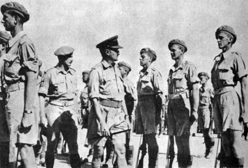 El Brigadier General Ernest Frank Benjamin, comandante de la Brigada Judía, inspecciona el Segundo Batallón. Palestina, octubre de 1944