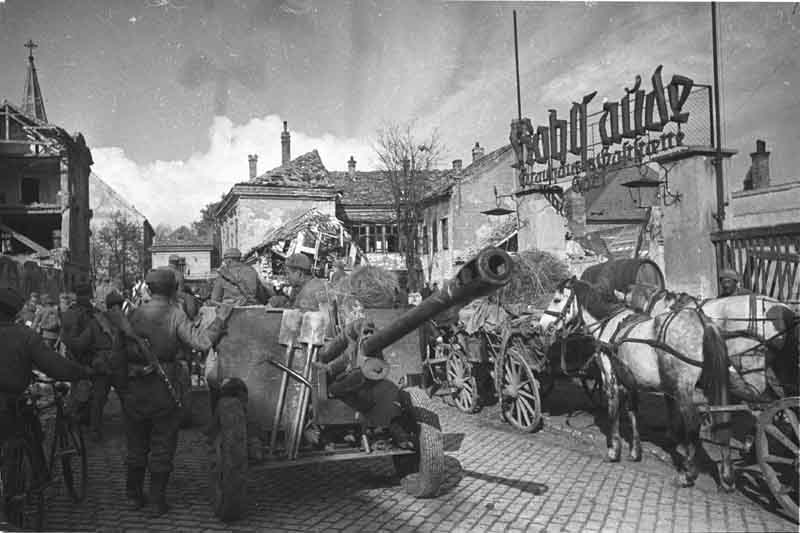 Entrada de los soviéticos en Viena y Budapest