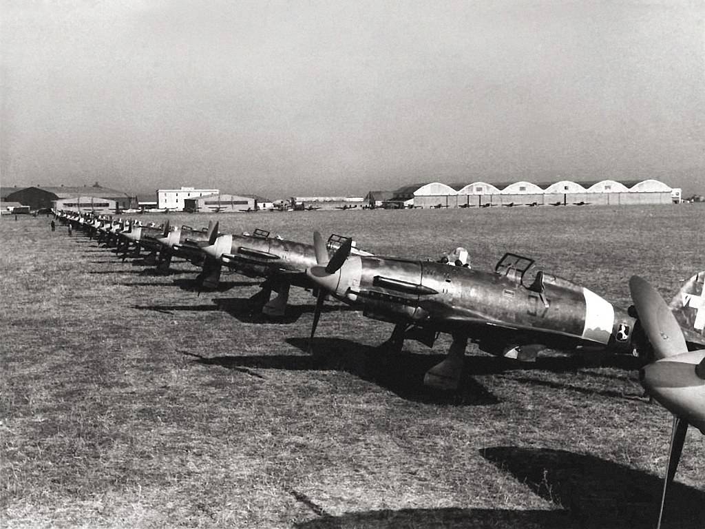 Ciampino, 7 de septiembre de 1941. MC 202 de la 4ª ala listos para la revisión del Duce