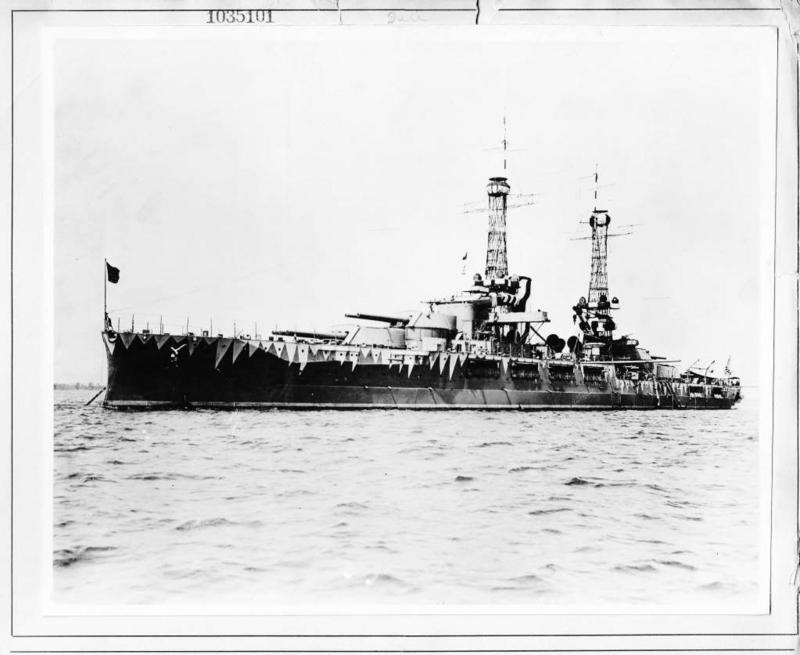 El USS Oklahoma con pintura de camuflaje experimental en 1917