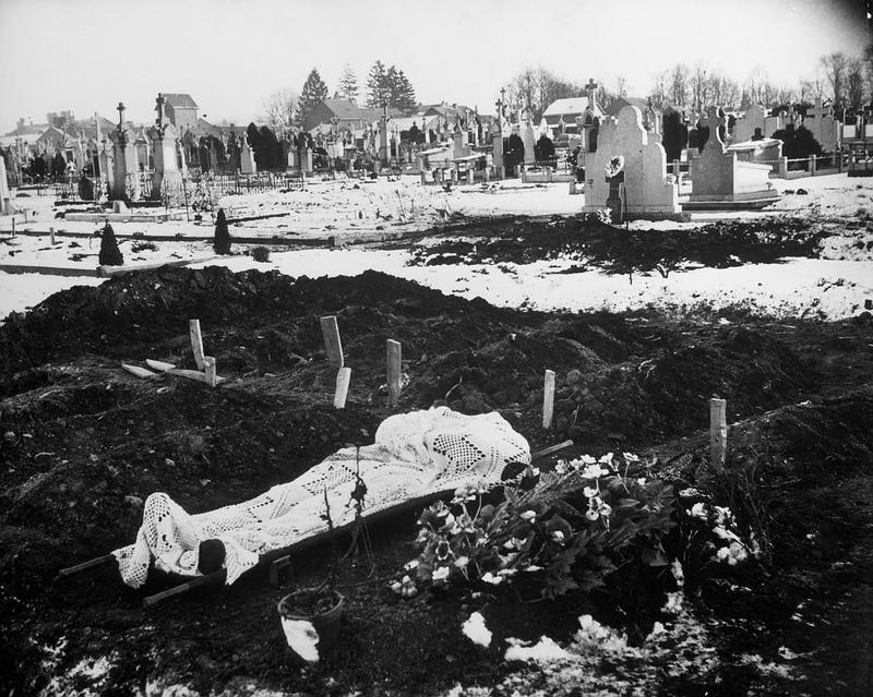 Una cortina de encaje envuelve el cuerpo de un soldado estadounidense en espera de sepultura en el cementerio de Bastogne