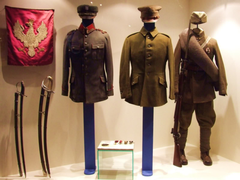 Uniformes de la guerra polaco-soviética de 1920, a la derecha, uniforme de voluntario