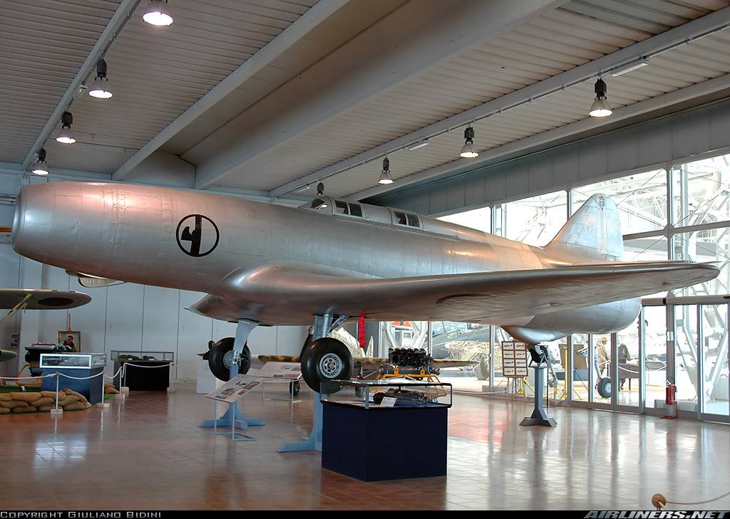 Campini-Caproni CC-2 exhibido en el Museo de la Fuerza Aérea Italiana es un museo de aviones en Vigna di Valle, Italia