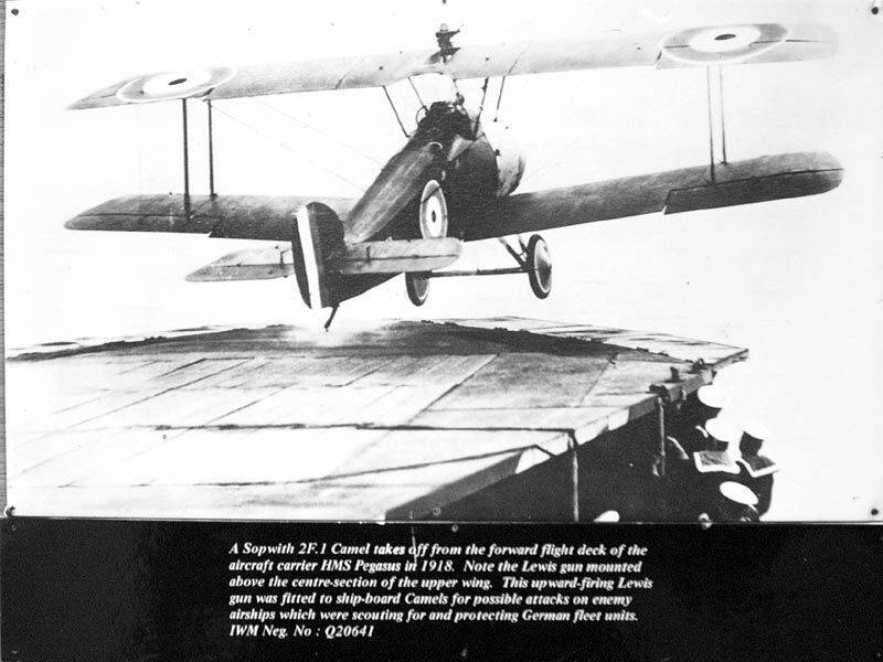 Un Sopwith Camel 2F.1 despega de la cubierta de vuelo delantera del portaaviones HMS Pegasus en 1918. Observe la ametralladora Lewis montada sobre la sección central del ala superior. Esta ametralladora Lewis, que disparaba hacia arriba, se instaló a bordo de los Camels para posibles ataques contra naves enemigas que buscaban y protegían unidades de la flota alemana