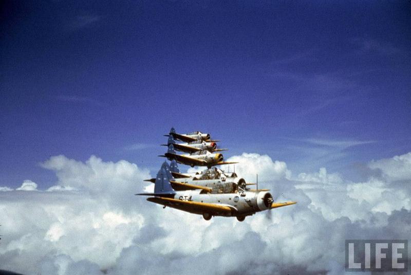 Escuadrón de Douglas TBD volando e aguas Hawaianas durante unas maniobras de la flota del Pacífico, septiembre de 1941