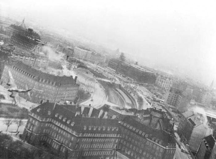 Bombardeo del edificio danés Shellhuset en marzo de 1945. El Mosquito se puede ver a la izquierda de la imagen, volando a baja altura y alta velocidad a nivel de los tejados