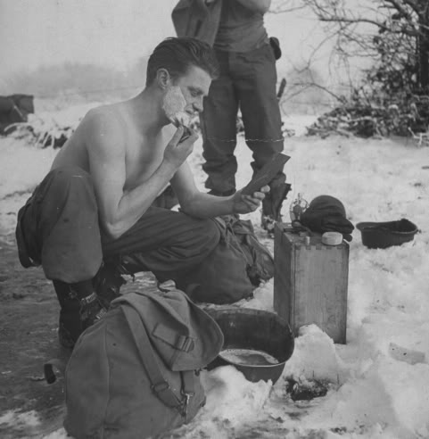 Soldado americano afeitándose durante una pausa, diciembre de 1944