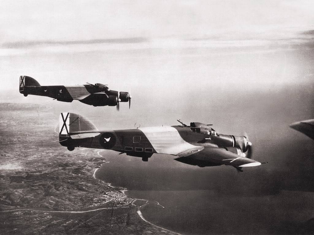 Bombarderos italianos Savoia Marchetti SM 79 sobrevuelan el puerto de Tarragona de la España republicana, 1937