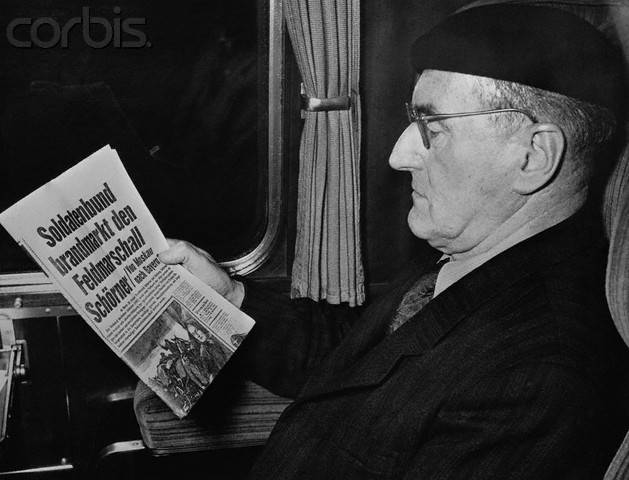 Ferdinand Schoerner, aparece leyendo un periódico en un tren en Munich poco después de su liberación del cautiverio ruso