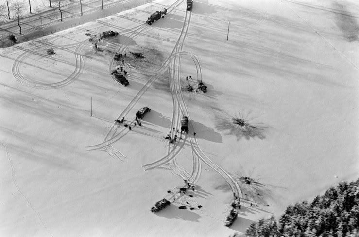 Vista aérea de las Ardenas, en Bélgica, muestra los agujeros producidos por la artillería sobre las fuerzas americanas situadas en un campo nevado