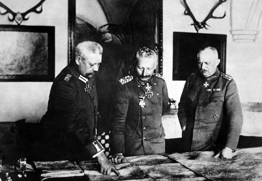 El emperador Wilhelm II con su general Paul von Hindenburg y Erich Ludendorff