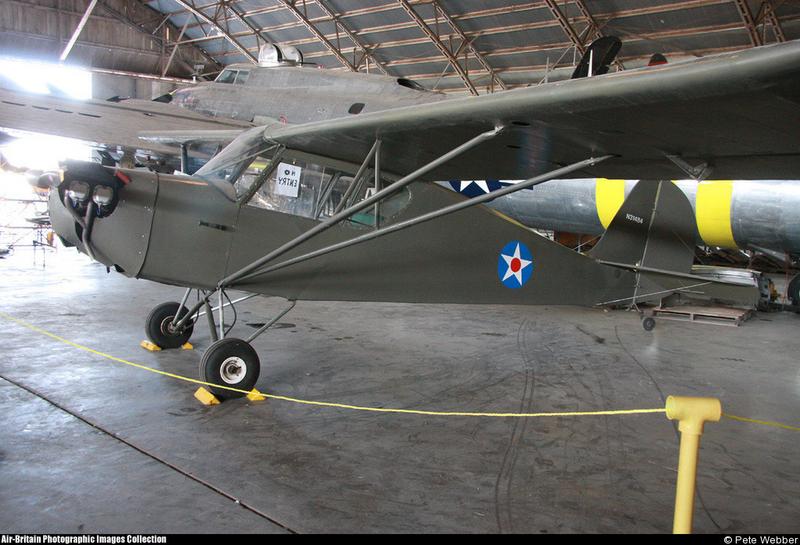 Aeronca O-58B Defender L-3B. Se exhibe en el Vintage Flying Museum at Meacham International Airport en Fort Worth, Texas