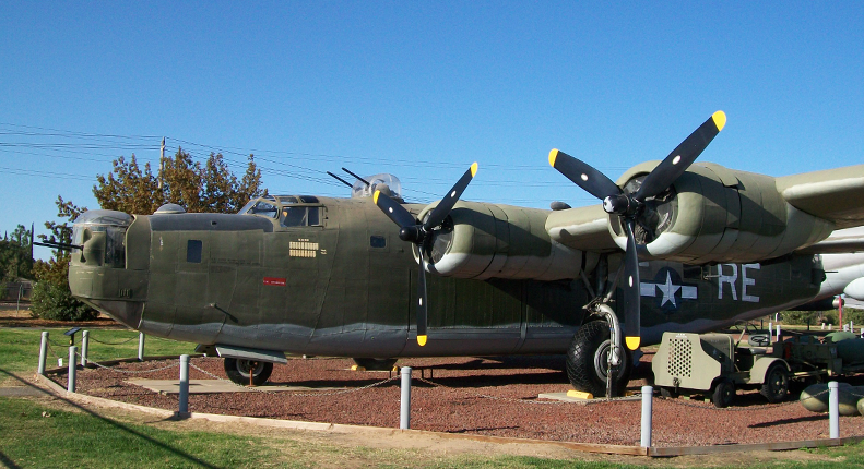 Consolidated B-24M-10CO Liberator con número de Serie 44-41916 The Blasted Event está en exhibición en el Castle Air Museum en Atwater, California, EE.UU