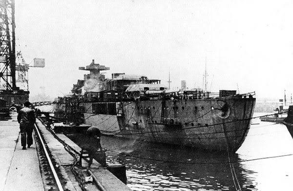 El DKM Bismarck en Hamburgo en diciembre de 1939. Para entonces la proa atlántica ya había sido instalada