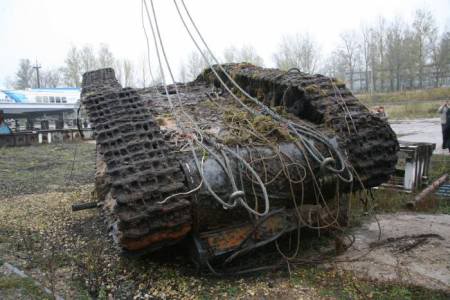 Carros de combae recuperados en el río Neva
