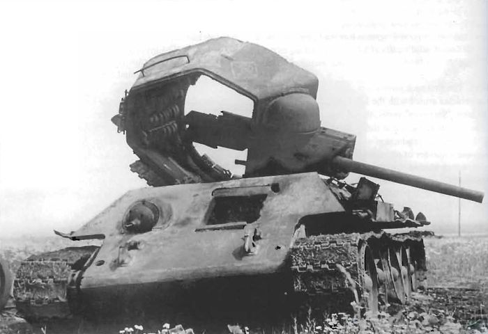 Un T-34-76 quemado con una torreta volada en Kursk