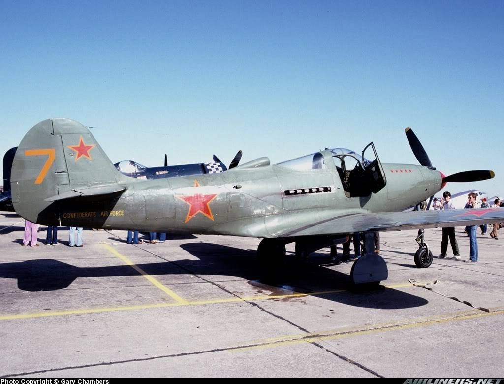 Un Bell P-39Q Airacobra pintado con los colores de la Fuerza Aérea de la Unión Soviética