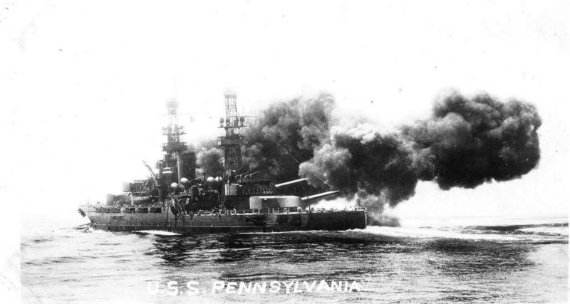 El USS Pennsylvania realizando practicas de tiro en 1921