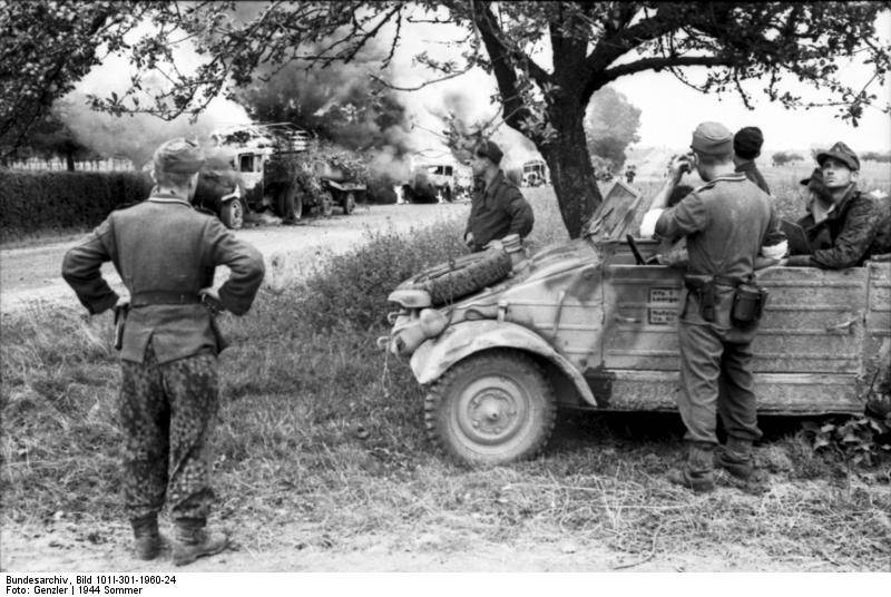  Norte de Francia, soldados alemanes junto a un VW Kubelwagen, 21 de Junio de 1944