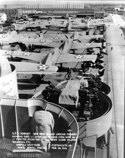 Vista desde la isla de la parte delantera de la cubierta, pudiéndose apreciar dos baluartes de artillería, el 28 de Febrero de 1942