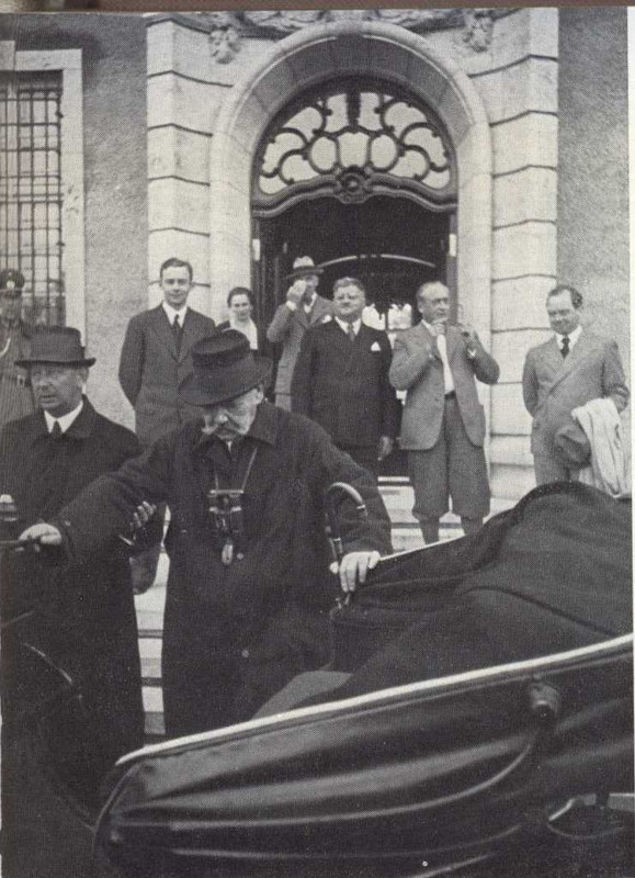 El presidente Hindenburg y su hijo Oscar intentan subirse al automóvil. La persona con ropa negra en la parte trasera es Meissner, la derecha es Papen
