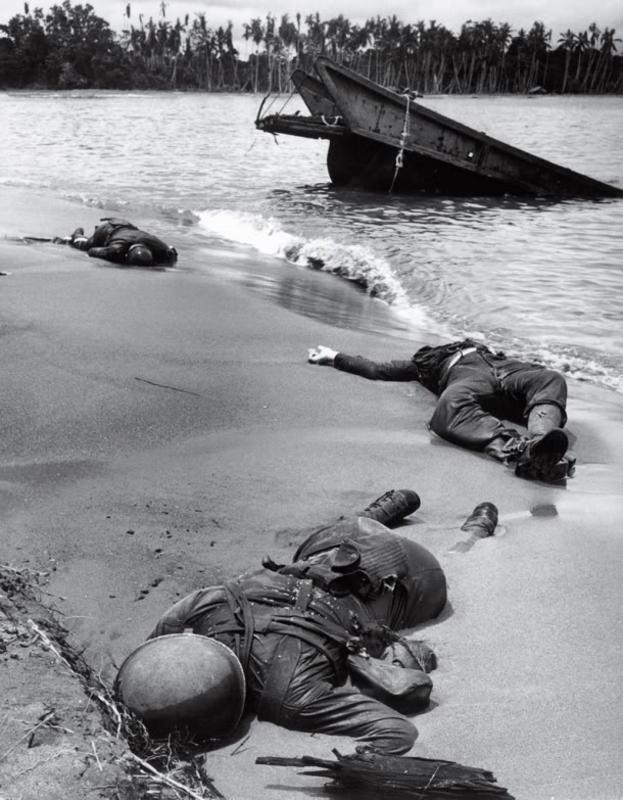 Tres soldados estadounidenses se encuentran a medio enterrar en la arena de Buna Beach en Nueva Guinea. Esta foto fue tomada en febrero de 1943, pero no se publicó hasta septiembre, cuando se convirtió en la primera imagen de soldados estadounidenses muertos durante la Segunda Guerra Mundial. Timepix - Time Life Pictures - Getty Images. Time Life Pictures