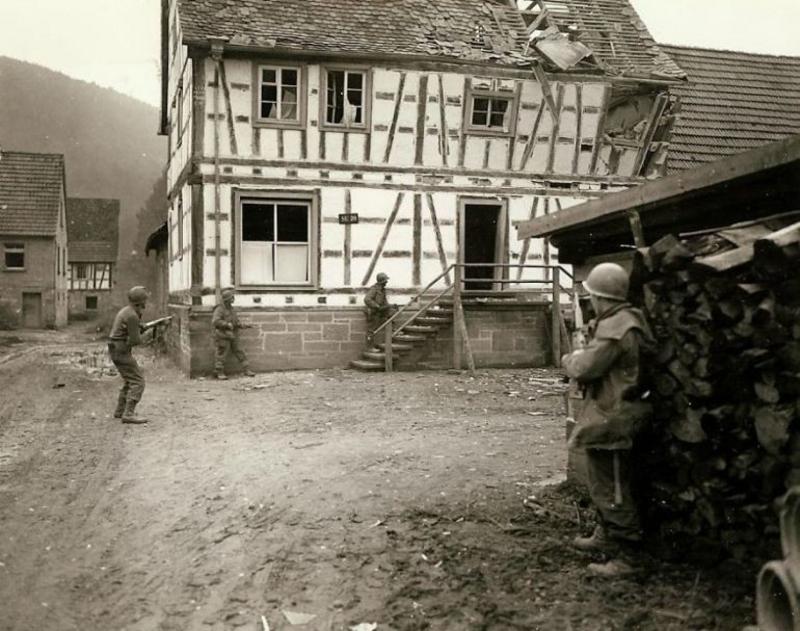 Tropas de EE.UU. en busca de francotiradores nazis en Bobenthal, Alemania