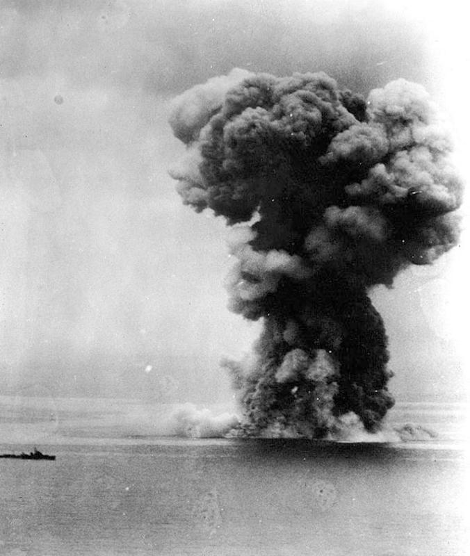 Explosión de los almacenes de munición del IJN Yamato. La nube de hongo, de 6 km de altura, se pudo ver en Kyosho, a 160 km de distancia