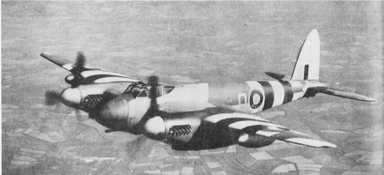 De Havilland Mosquito XVIII de la Royal Air Force con las bandas de invasión, 1944