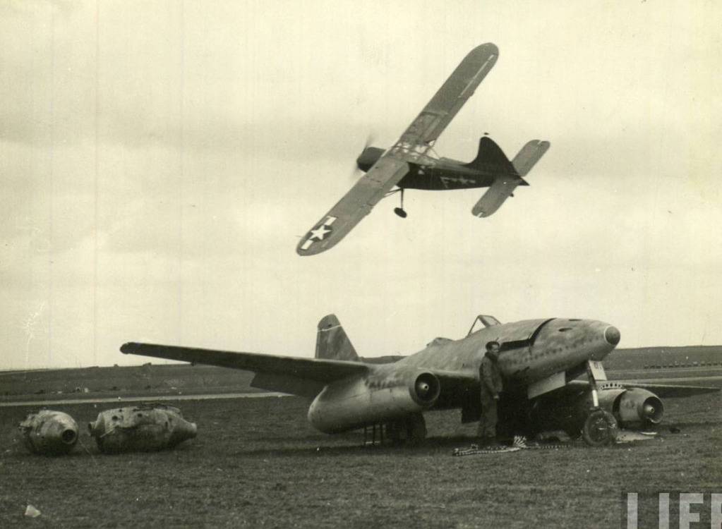 Un Stinson L-5 Sentinel sobrevuela un Messerschmitt Me 262