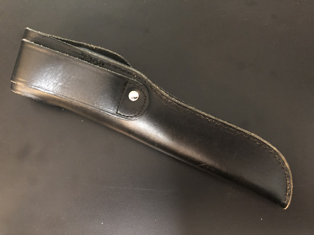 Buck_105_-_1966_leather_sheath.jpg