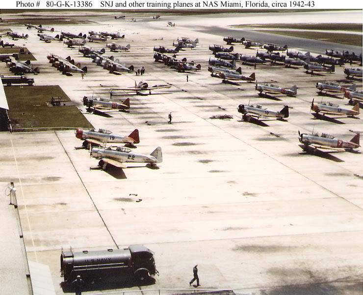 SNJ y otros aviones de entrenamiento en NAS Miami, Florida, alrededor de 1942-43