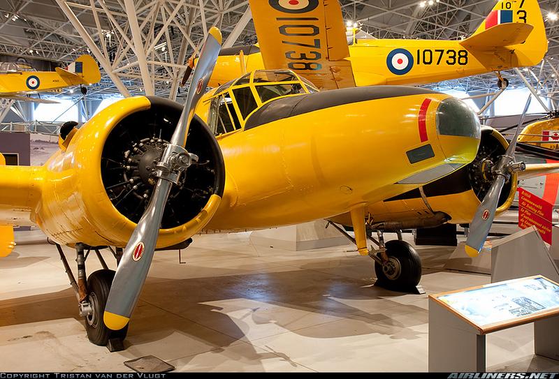 Avro Anson V 12518-MDF-329. Conservado en el Canada Aviation and Space Museum, en Ontario, Canadá