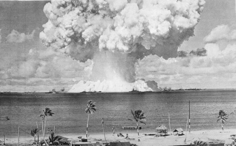 Vista de la explosión atómica en el Atolón ,Bikini donde fue trasladado el USS Pennsylvania