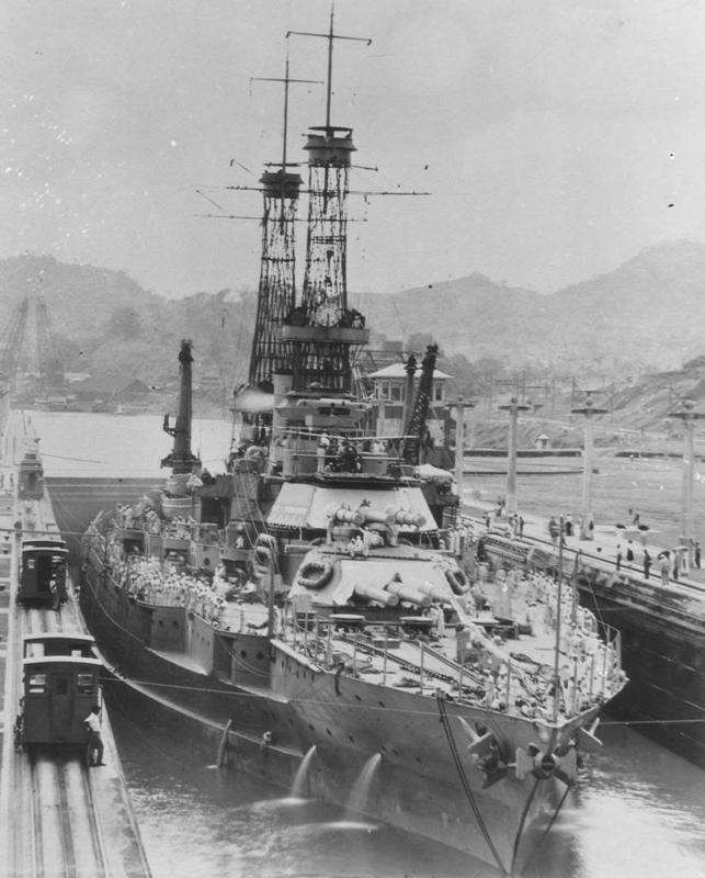 El USS Mississippi BB-41 atravesando el Canal de Panamá, el 26 de julio de 1919