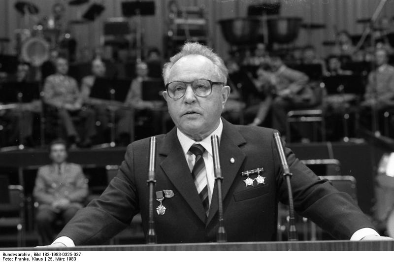 El primer presidente del SV Dynamo, el general del ejército Erich Mielke, miembro del Politburó y secretario del Comité Central del SED y ministro de Seguridad del Estado, rinde homenaje a los 30 años de exitoso trabajo de la asociación deportiva. 25 de marzo de 1983