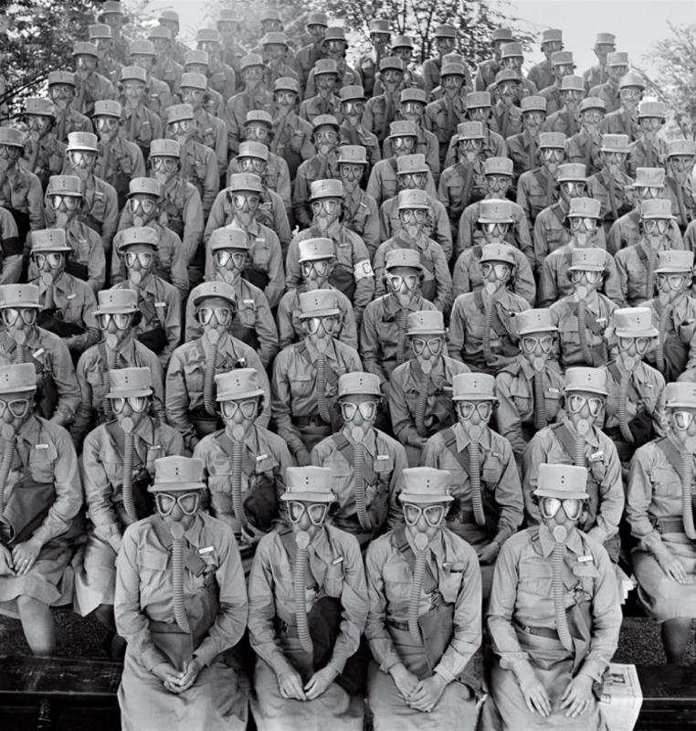 Los miembros del Cuerpo Auxiliar de Mujeres del Ejército, conocido como WAACs, con sus máscaras antigás puestas por primera vez en Fort Des Moines, Iowa, junio de 1942. Timepix - Time Life Pictures - Getty Images. Time Life Pictures
