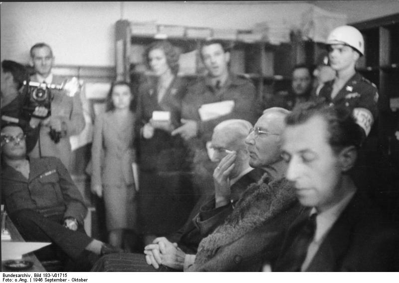Juicio de Nuremberg. Hans Fritzsche, Hjalmar Schacht y Franz von Papen poco después de su absolución ante la prensa. Septiembre de 1946
